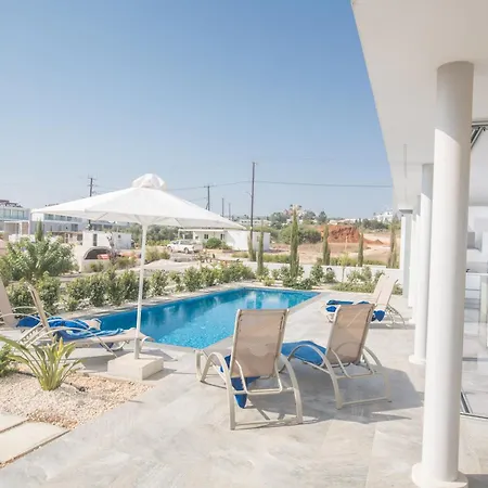 3 Schlafzimmer Mit Pool In Zentrum * Protaras